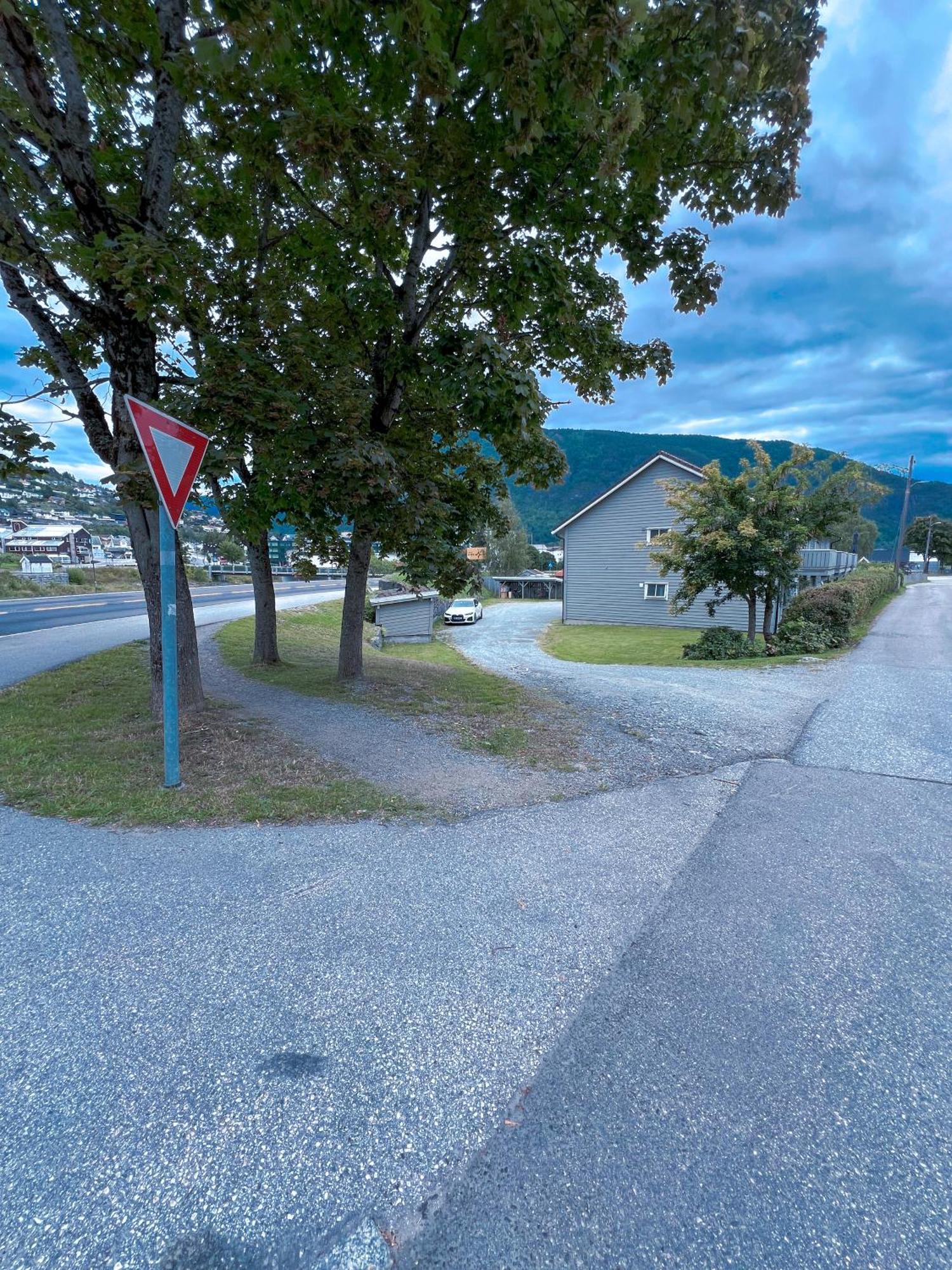 Privat Rom I Leilighet Hotel Sogndal Exterior foto